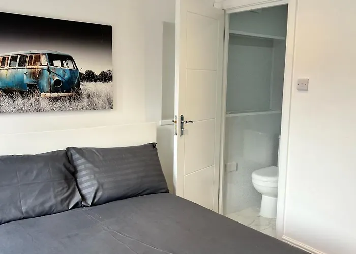 93 West Road Hotel London